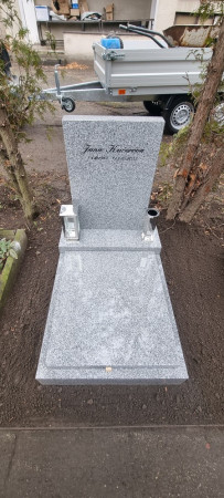 Urnový hrob žula Nečín.jpg